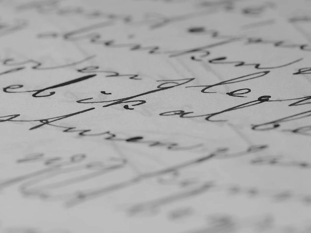 لقطة مقرّبة لكتابة يدوية بخط اليد على ورق